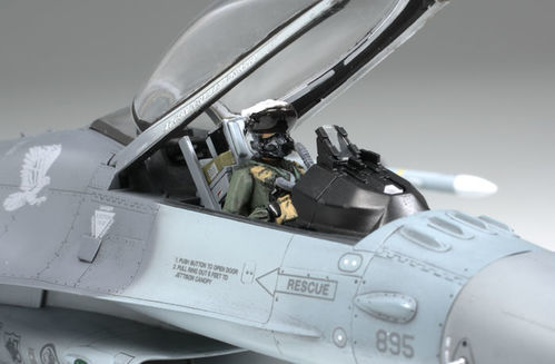 F-16CJ FIGHTING FALCON 1/48 TAMIYA