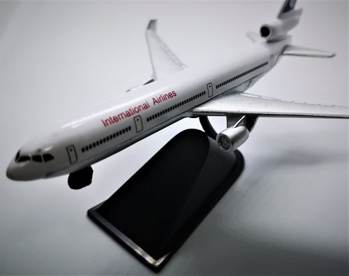 AVION COMERCIAL DIE CAST 1/144 JET LINER