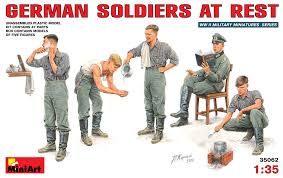 SOLDADOS ALEMANES DESCANSANDO 1/35 MINIART