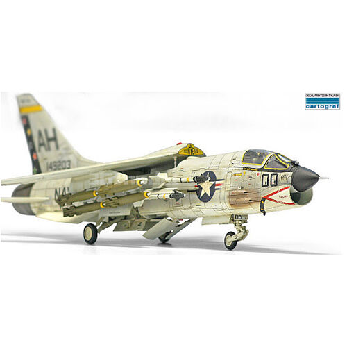 F-8E VF-162 THE HUNTERS 1/72 ACADEMY