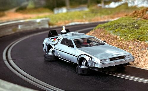DMC DELOREAN VOLADOR 1/32 SUPERSLOT REGRESO AL FUTURO 2