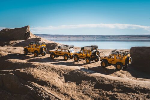 FMS DEFENDER 90 1/24 FIRST GEN RTR CAMEL TROPHY LAND ROVER